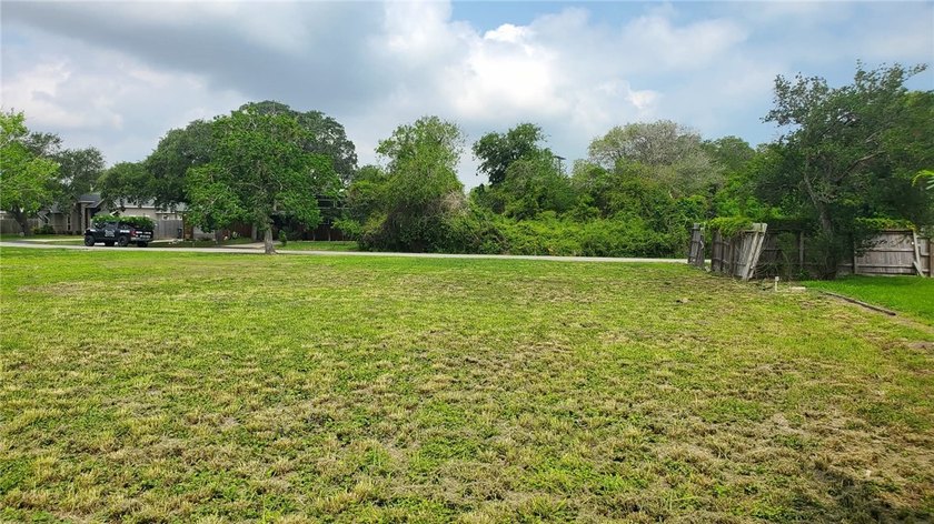 Located in the established Edgewater Terrace neighborhood in - photo 6