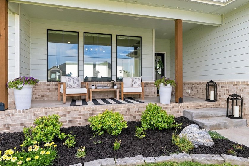 This stunning 5-bedroom, 3-bathroom home offers the perfect - photo 4
