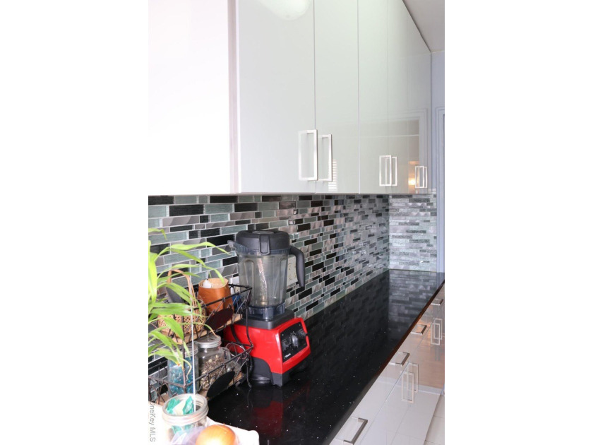 Beautiful Top-Floor Garden Apartment in Prime Kew Garden Hills - photo 6