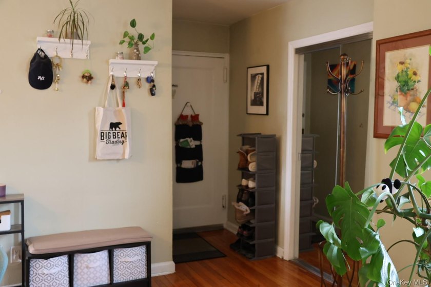 Beautiful Top-Floor Garden Apartment in Prime Kew Garden Hills - photo 7