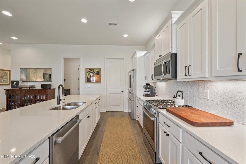 Step inside this beautifully updated ranch, built just two years - photo 12
