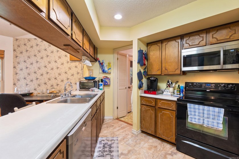 Lakefront Property with 10 Acres - Perfect for a Gentleman's - photo 17