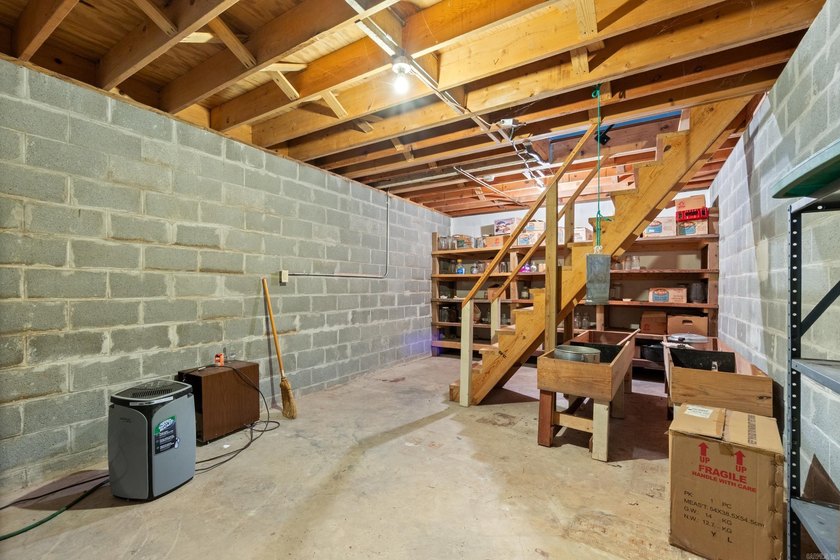 Lakefront Property with 10 Acres - Perfect for a Gentleman's - photo 30