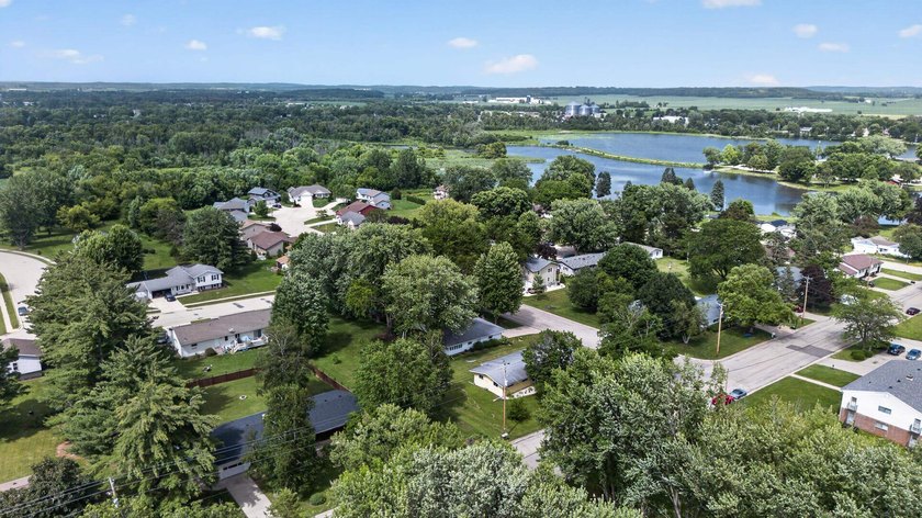 Welcome home to this charming 3-bedroom ranch in the heart of - photo 35