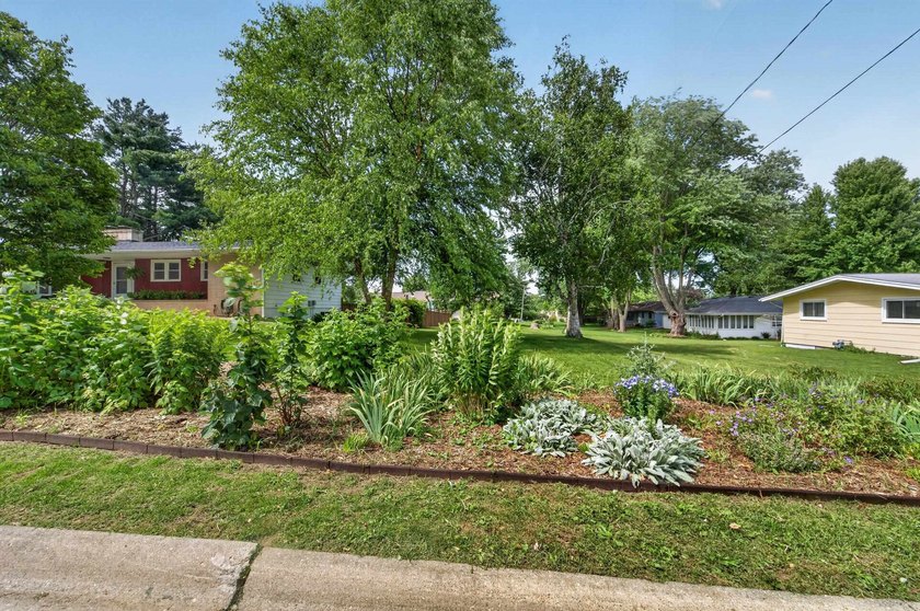 Welcome home to this charming 3-bedroom ranch in the heart of - photo 37