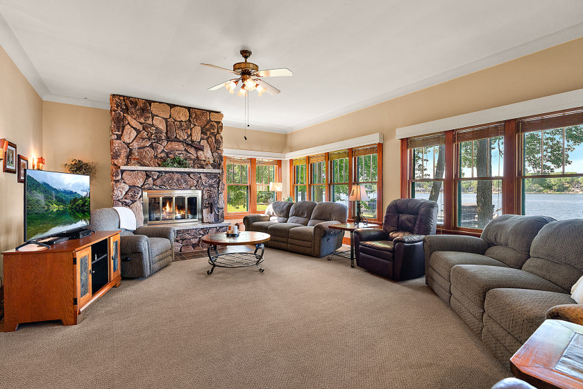 Spacious living room - photo 5