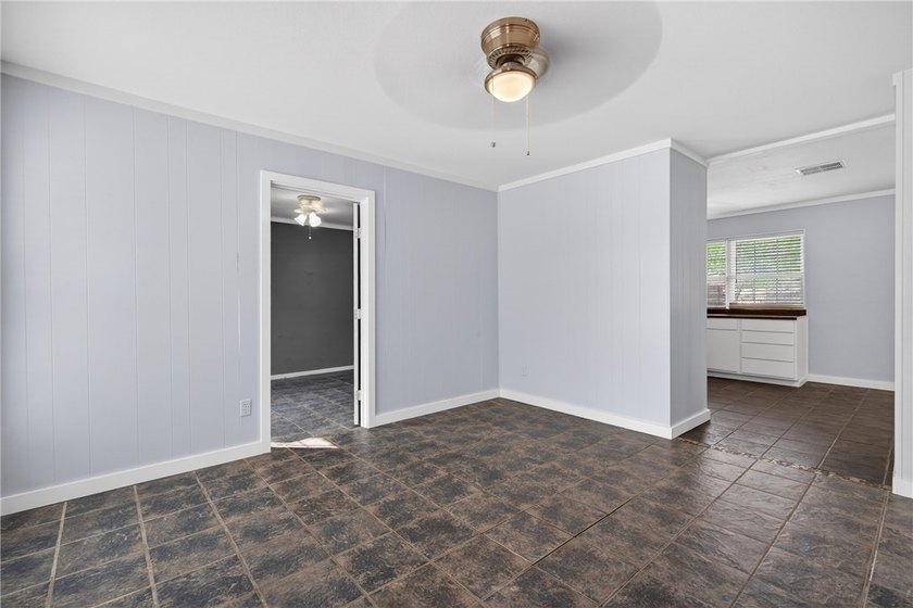 Welcome to this delightful 4-bedroom, 2-bathroom home boasting - photo 5