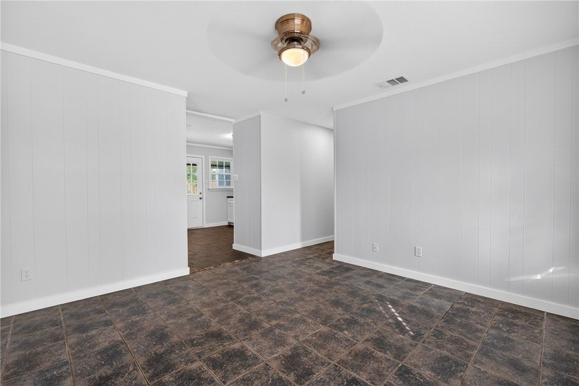 Welcome to this delightful 4-bedroom, 2-bathroom home boasting - photo 6
