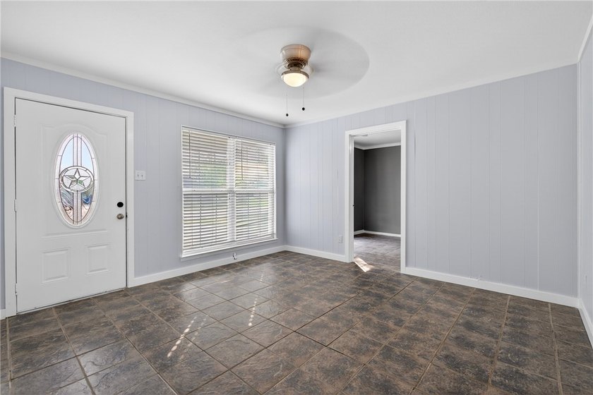Welcome to this delightful 4-bedroom, 2-bathroom home boasting - photo 7