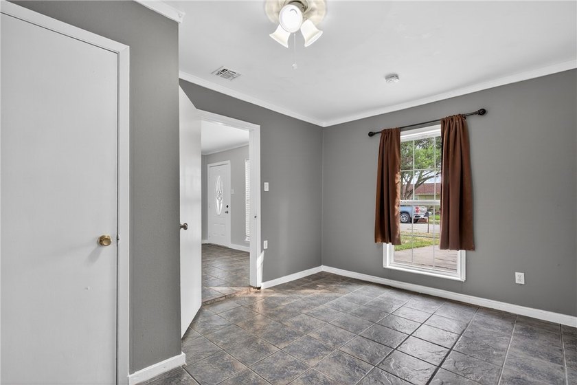 Welcome to this delightful 4-bedroom, 2-bathroom home boasting - photo 8