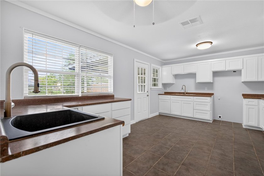 Welcome to this delightful 4-bedroom, 2-bathroom home boasting - photo 9