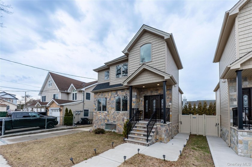 Welcome to this beautifully maintained, newly built home (2023) - photo 2