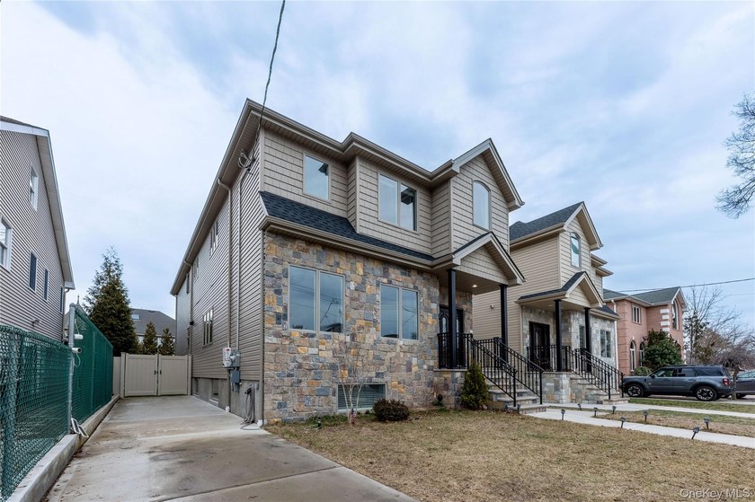 Welcome to this beautifully maintained, newly built home (2023) - photo 3