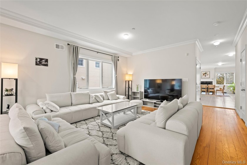 Welcome to this beautifully maintained, newly built home (2023) - photo 7