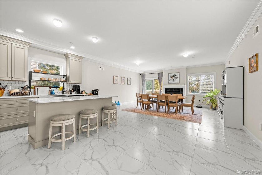 Welcome to this beautifully maintained, newly built home (2023) - photo 9