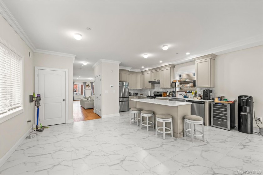 Welcome to this beautifully maintained, newly built home (2023) - photo 10