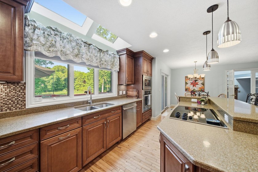 Impressive charm, character &amp; updates throughout this stunning - photo 15