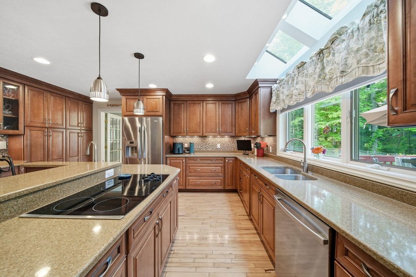 Impressive charm, character &amp; updates throughout this stunning - photo 17