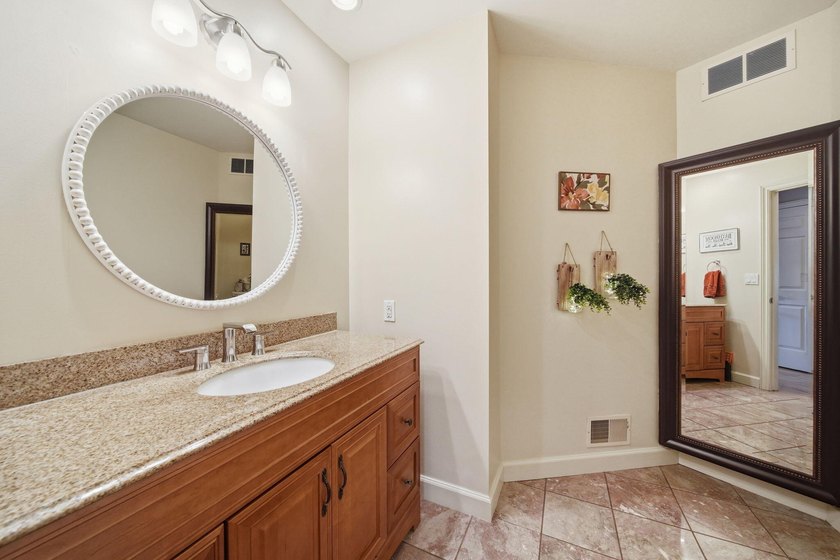 Impressive charm, character &amp; updates throughout this stunning - photo 27
