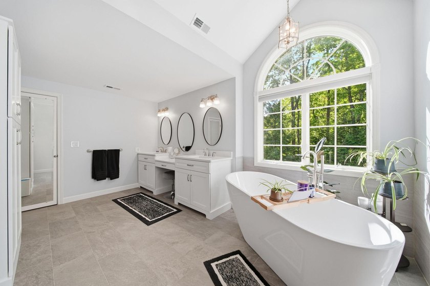 Impressive charm, character &amp; updates throughout this stunning - photo 34