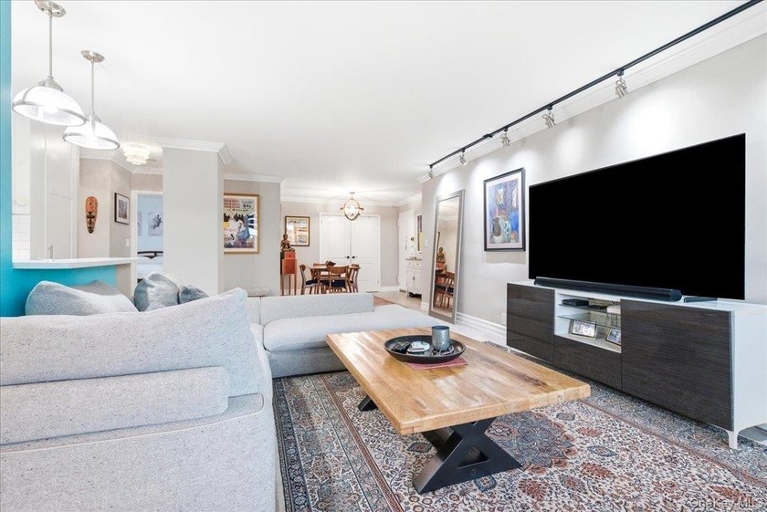 Welcome to this rarely available, most coveted, south facing - photo 14