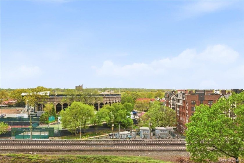 Welcome to this rarely available, most coveted, south facing - photo 31