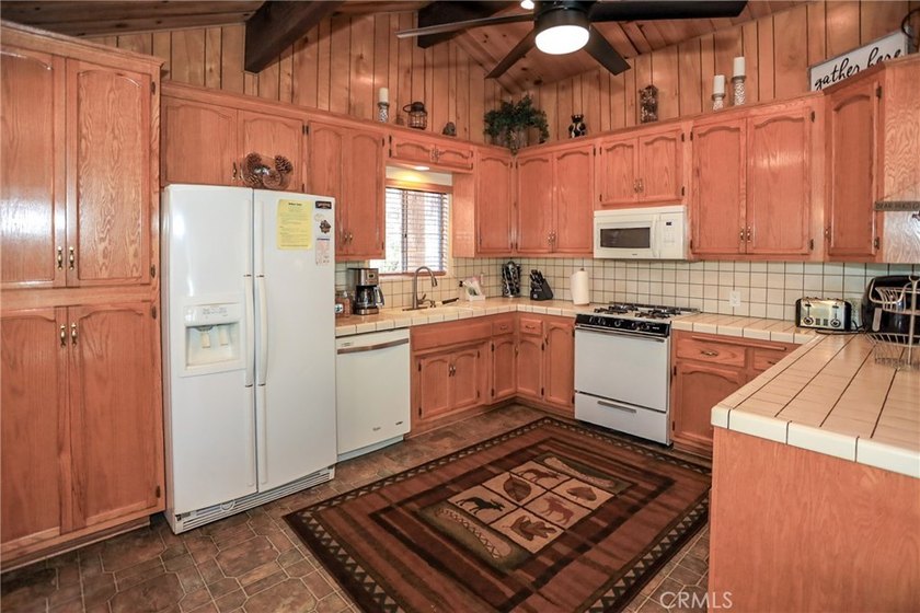 Mountain charm meets modern comfort in this well-maintained - photo 12