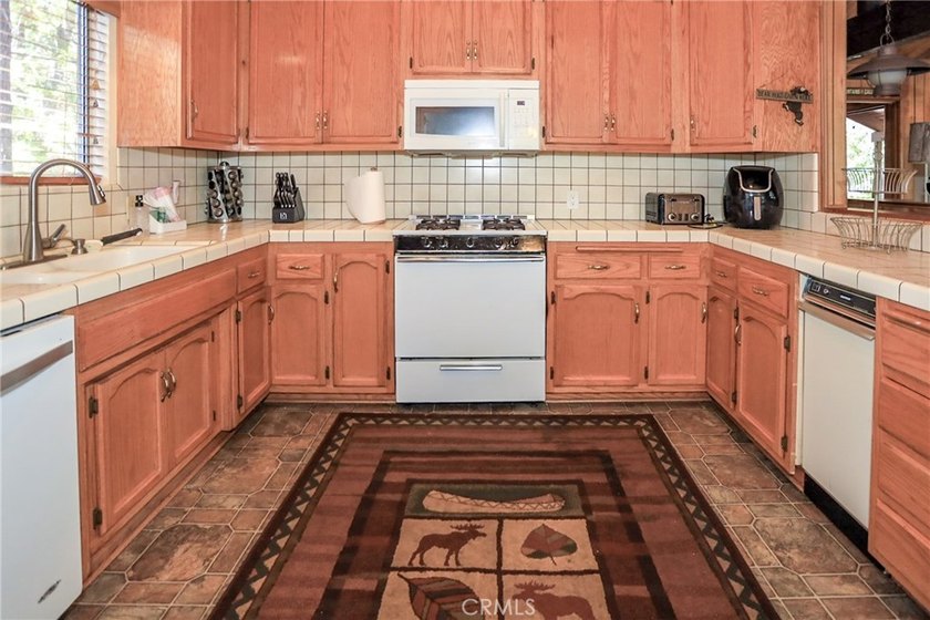 Mountain charm meets modern comfort in this well-maintained - photo 13