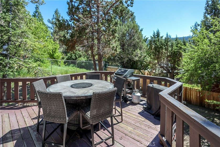 Mountain charm meets modern comfort in this well-maintained - photo 16