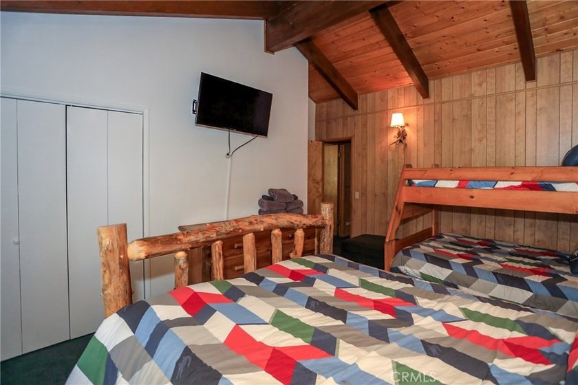 Mountain charm meets modern comfort in this well-maintained - photo 22