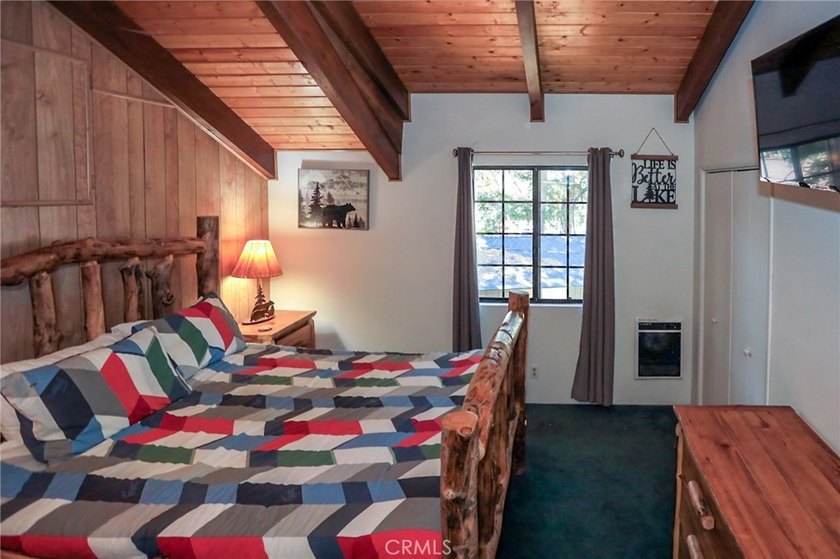Mountain charm meets modern comfort in this well-maintained - photo 24
