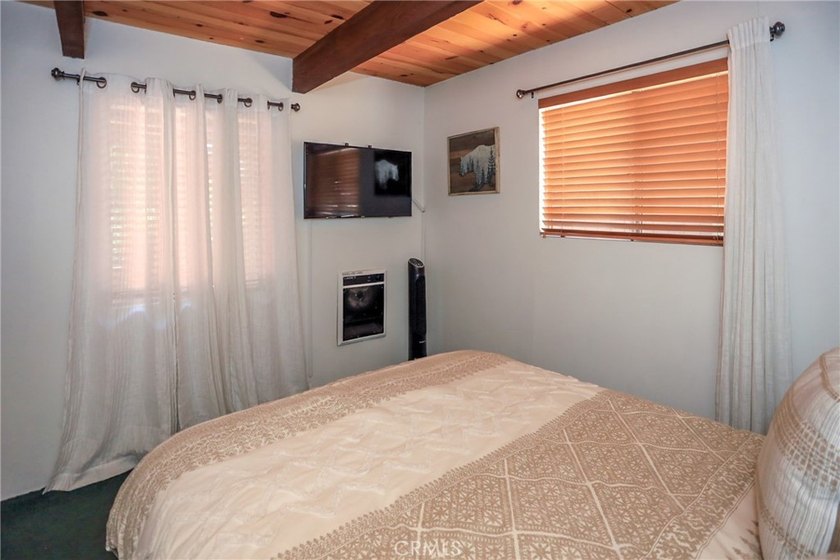 Mountain charm meets modern comfort in this well-maintained - photo 25