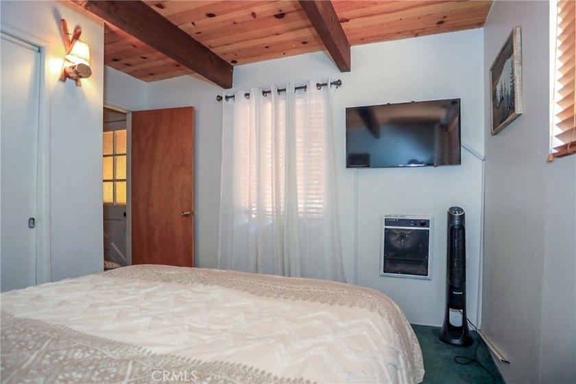 Mountain charm meets modern comfort in this well-maintained - photo 28
