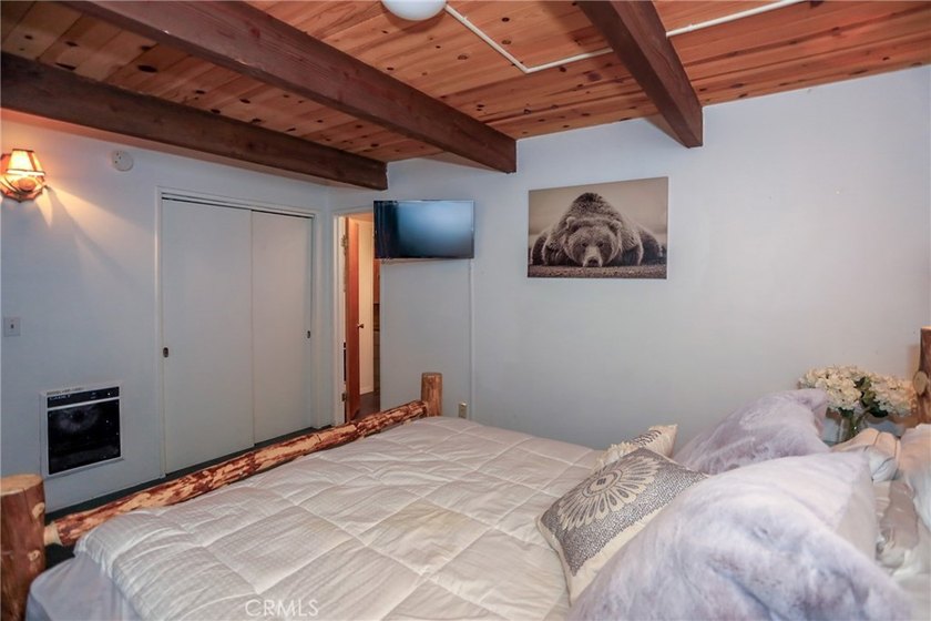 Mountain charm meets modern comfort in this well-maintained - photo 31