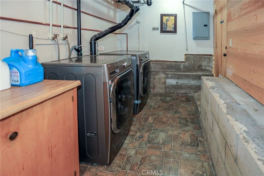 Mountain charm meets modern comfort in this well-maintained - photo 35