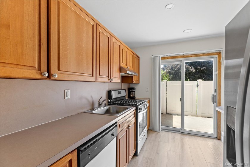 Welcome to Stony Hollow, a fabulous gated community where - photo 5