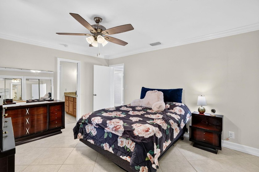 MOVE-IN READY! Rare waterfront retreat on a quiet cul-de-sac in - photo 33