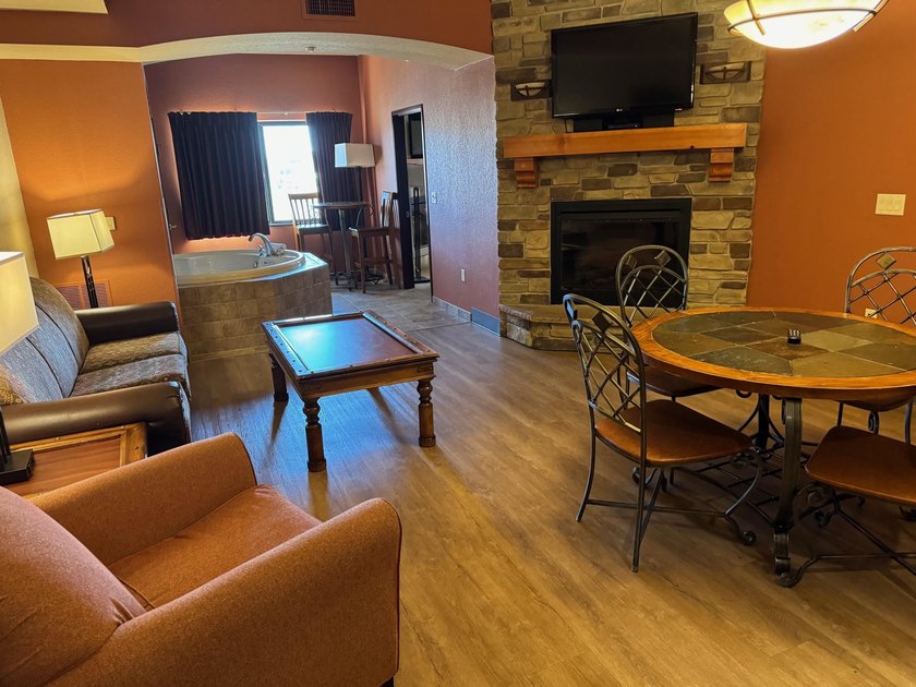 Located on the fifth floor, this spacious three bedroom condo - photo 4