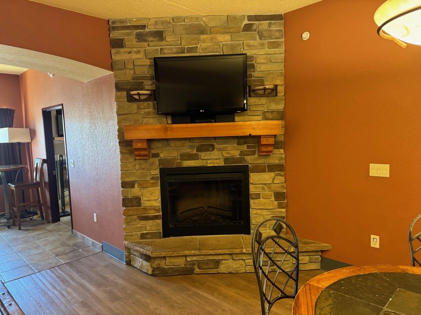 Located on the fifth floor, this spacious three bedroom condo - photo 5
