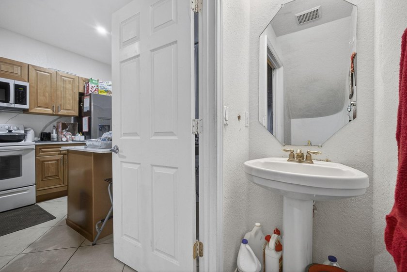 Beautiful 2-story townhome in gated community with resort style - photo 14