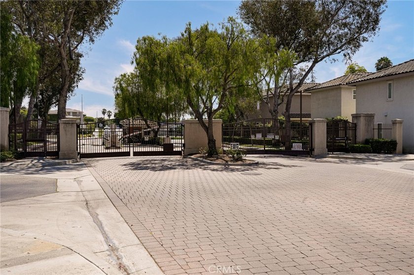 BONUS ROOM + MOVE-IN READY! Welcome to this beautifully updated - photo 22