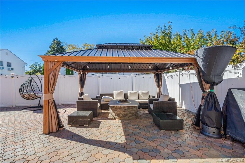 This expansive custom 3000sf renovated home with Central Air - photo 5