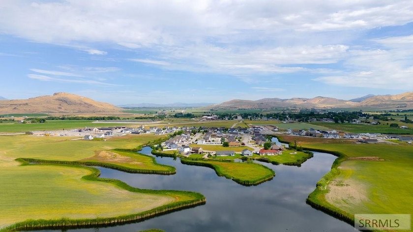 Welcome to 85 E Legacy Drive! Built in 2022, this immaculate - photo 33