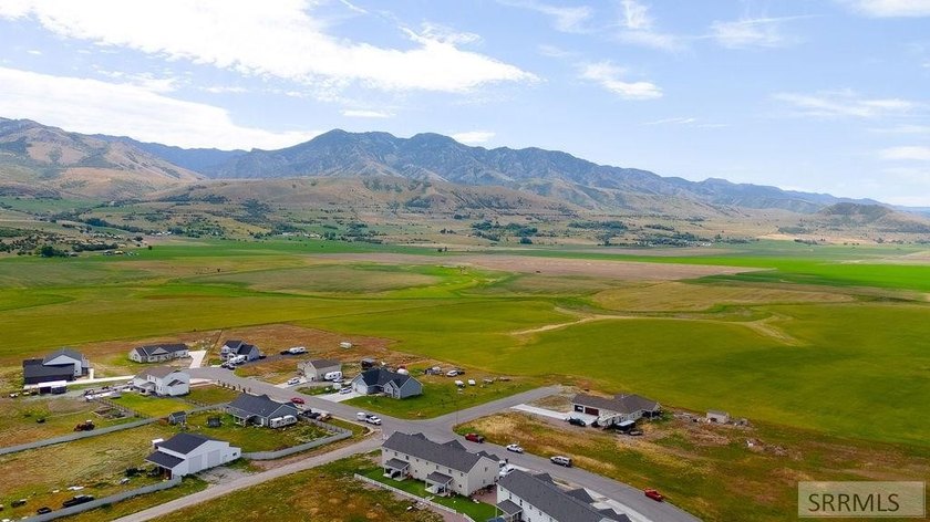Welcome to 85 E Legacy Drive! Built in 2022, this immaculate - photo 35