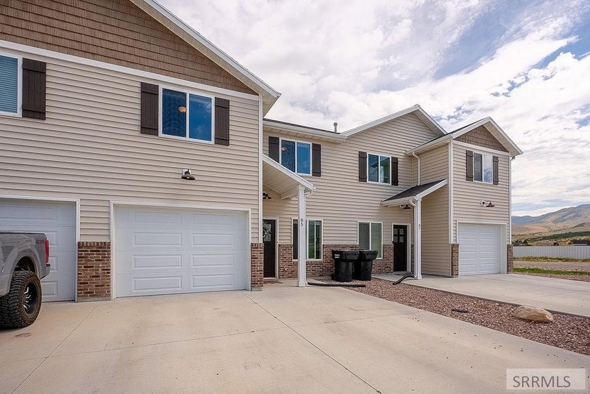 Welcome to 85 E Legacy Drive! Built in 2022, this immaculate - photo 37