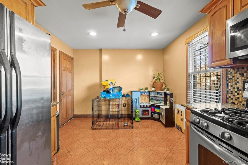 Fully detached single-family home in a prime location. Three - photo 6