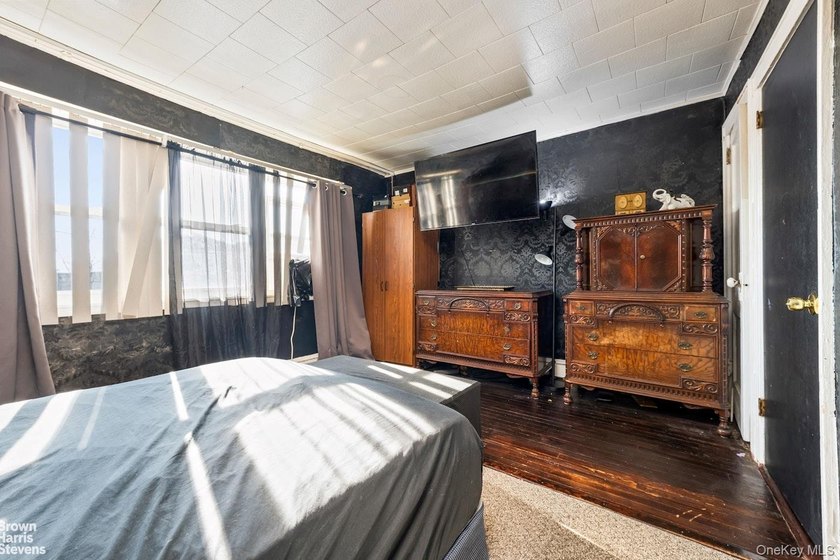 Fully detached single-family home in a prime location. Three - photo 9