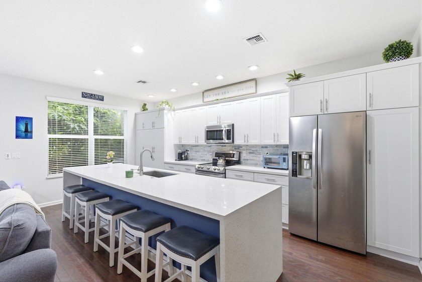 Beautifully updated newer-construction townhome in the - photo 11