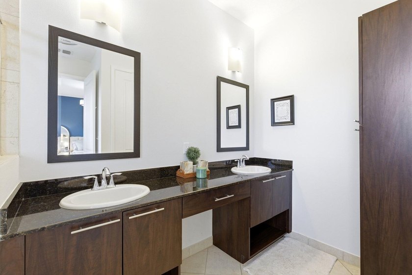 Beautifully updated newer-construction townhome in the - photo 21