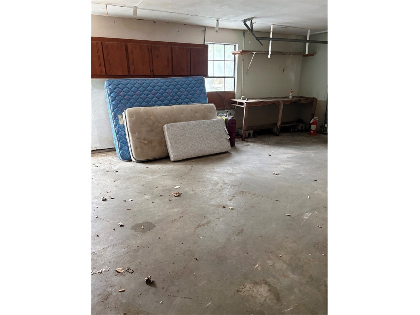 Spacious 5-Bed/3-Bath Handyman Special in Prime Location- - photo 3